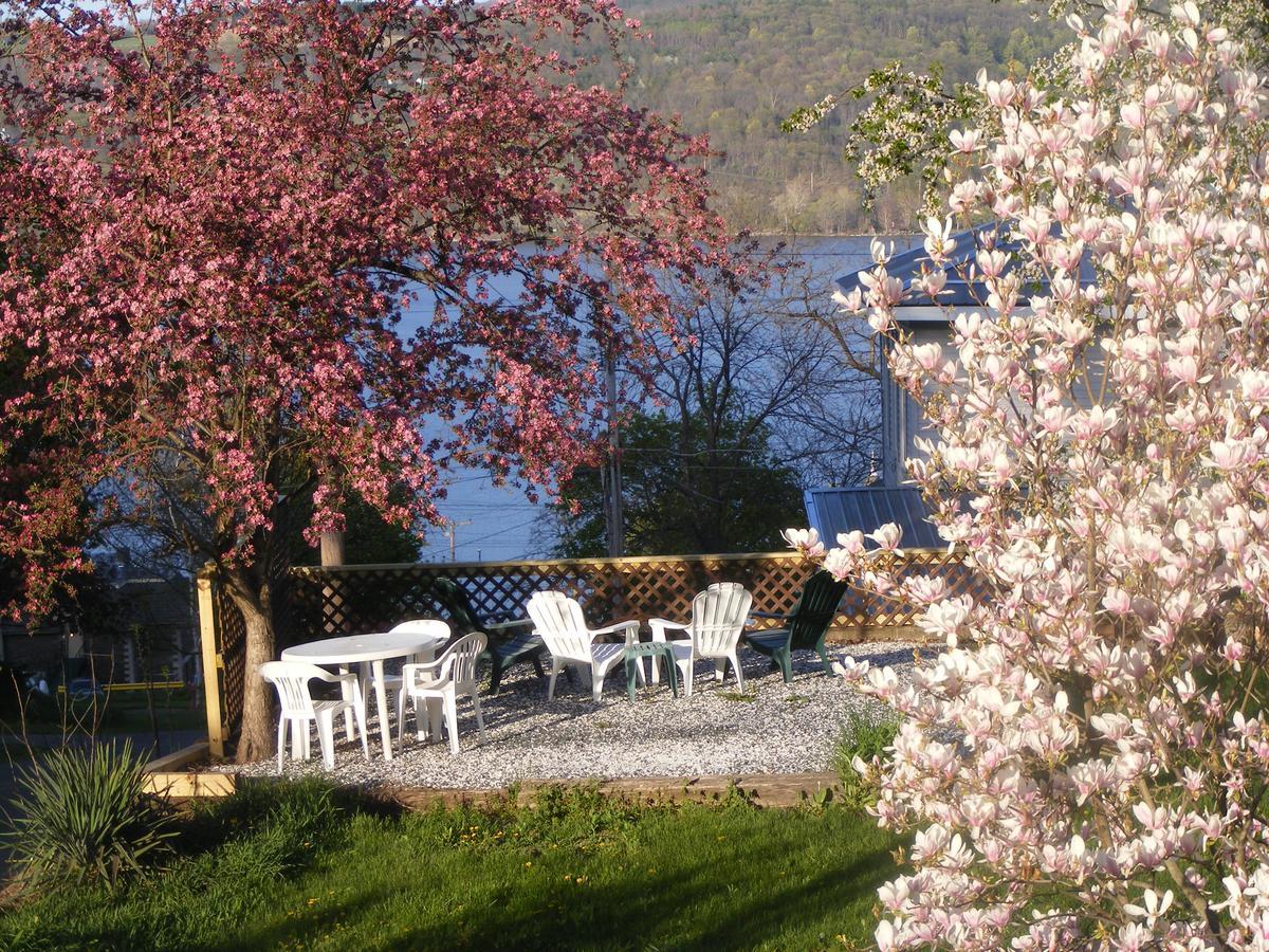 Lake Valley Legends B&B วัตกินส์เกลน ภายนอก รูปภาพ